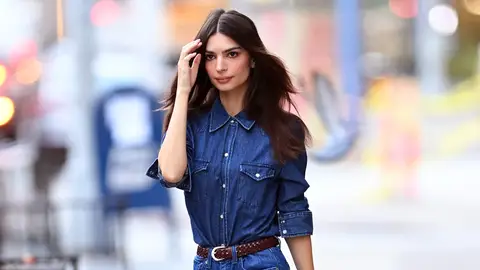 Emily Ratajkowski con camisa vaquera Emily Ratajkowski con camisa vaquera