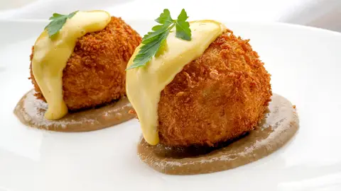 Bomba de carne con salsa picante Bomba de carne con salsa picante