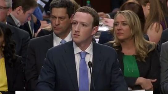 Efem&eacute;rides de hoy 10 de abril de 2025: Mark Zuckenberg declara ante el Congreso de Estados Unidos por el escandalo de Cambridge Analytica