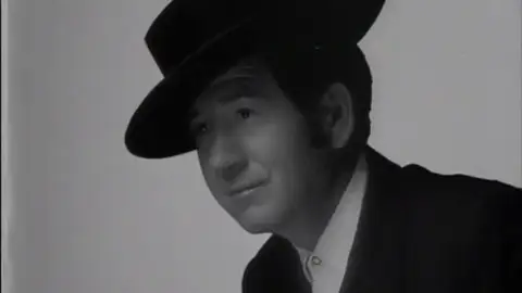 Efemérides de hoy 12 de abril de 2025: Muere Juanito Valderrama, cantaor de flamenco y copla Efemérides de hoy 12 de abril de 2025: Muere Juanito Valderrama, cantaor de flamenco y copla