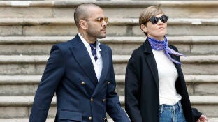 Dani Alves abandona la sede del TSJC, junto a su abogada In&eacute;s Guardiola