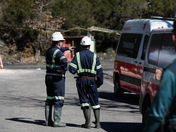 Efectivos de emergencias durante las labores de búsqueda de las víctimas del accidente en la mina de Cerredo