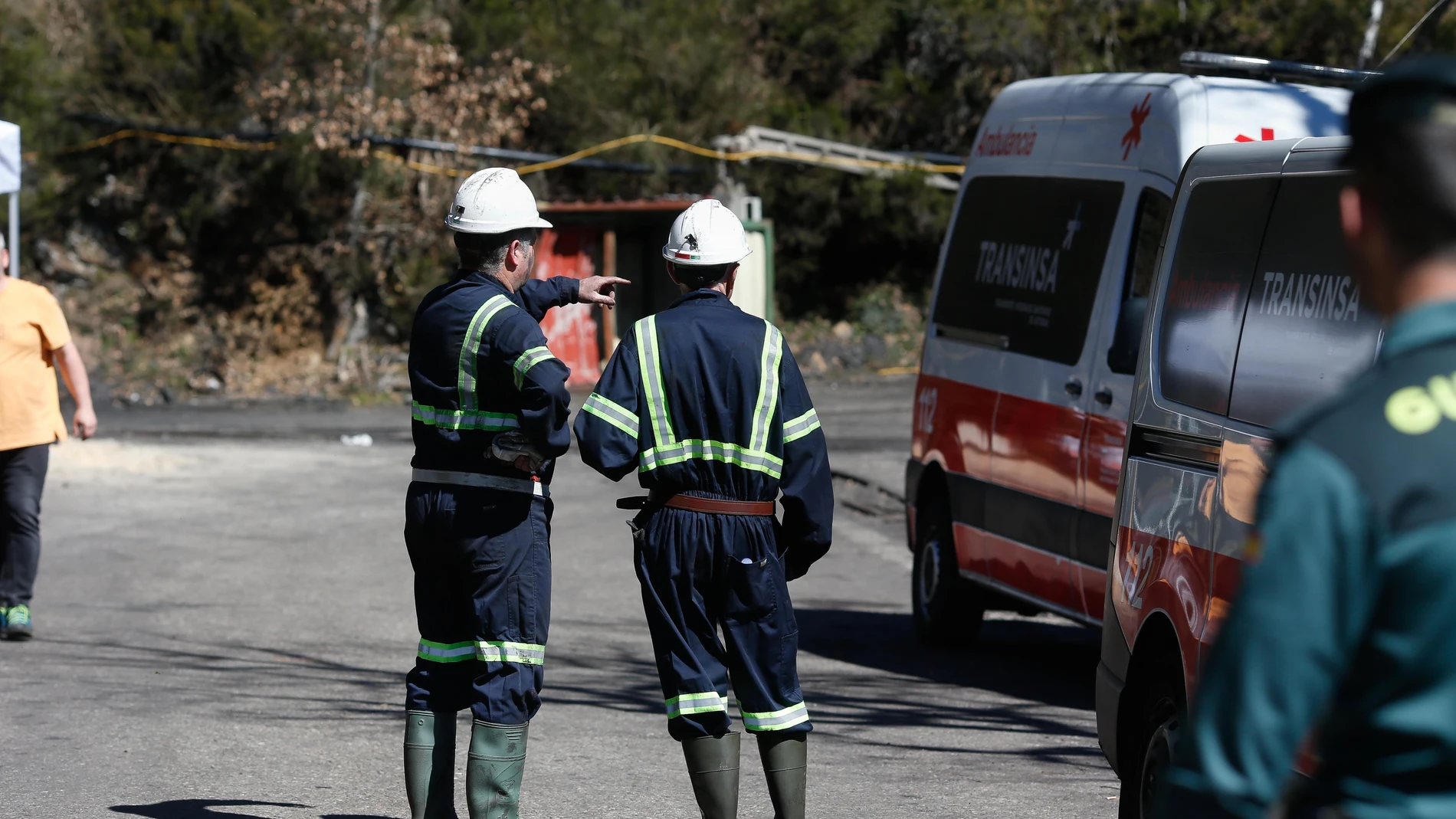 Efectivos de emergencias durante las labores de búsqueda de las víctimas del accidente en la mina de Cerredo Efectivos de emergencias durante las labores de búsqueda de las víctimas del accidente en la mina de Cerredo