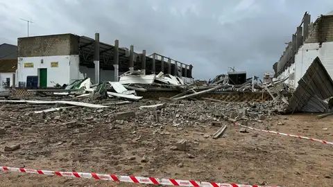 Imagen del derrumbe de una nave agrícola en el municipio sevillano de Coria del Río. Imagen del derrumbe de una nave agrícola en el municipio sevillano de Coria del Río.