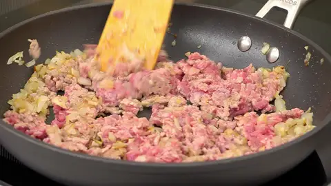 Agrega también la carne picada y salpimiéntala Agrega también la carne picada y salpimiéntala