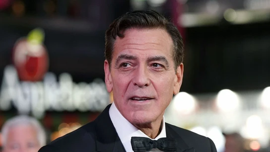 George Clooney en el estreno en Broadway de Good Night, and Good Luck (Buenas noches y buena suerte) George Clooney en el estreno en Broadway de Good Night, and Good Luck (Buenas noches y buena suerte)