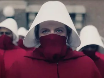 Elisabeth Moss en El cuento de la criada Elisabeth Moss en El cuento de la criada