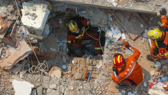 Imagen de rescatistas chinos ayudando en las labores de rescate. Imagen de rescatistas chinos ayudando en las labores de rescate.