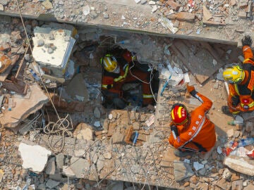 Imagen de rescatistas chinos ayudando en las labores de rescate. 