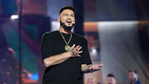 ¡De Tu cara me suena a la Feria de Abril! Bertín Osborne se mete en la piel de Omar Montes para hacernos bailar con 'La sevillana' ¡De Tu cara me suena a la Feria de Abril! Bertín Osborne se mete en la piel de Omar Montes para hacernos bailar con 'La sevillana'