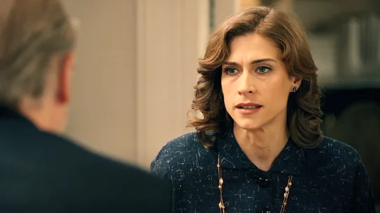 Marta advierte a su padre que don Pedro se está llevando a Tasio a su terreno para asegurarse la dirección de la empresa Marta advierte a su padre que don Pedro se está llevando a Tasio a su terreno para asegurarse la dirección de la empresa