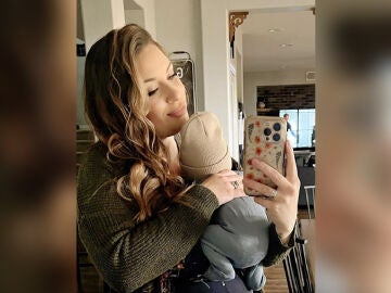Muere el bebé de 22 meses de la influencer Lindsay Dewey, tras caerle un espejo encima