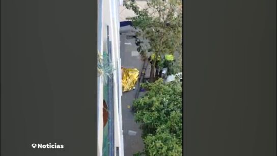 Muere una mujer tras caerle encima una farola derribada por un coche en Valencia 