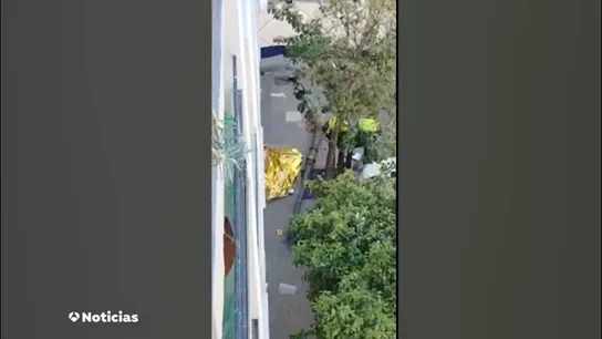 Muere una mujer tras caerle encima una farola derribada por un coche en Valencia Muere una mujer tras caerle encima una farola derribada por un coche en Valencia