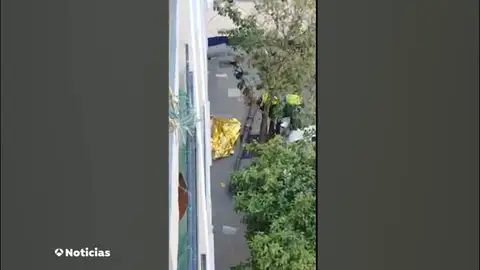 Muere una mujer tras caerle encima una farola derribada por un coche en Valencia Muere una mujer tras caerle encima una farola derribada por un coche en Valencia
