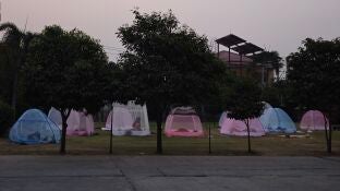 Imagen de los residentes afectados por el terremoto que viven en tiendas de campa&ntilde;a al aire libre.