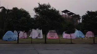 Imagen de los residentes afectados por el terremoto que viven en tiendas de campaña al aire libre. Imagen de los residentes afectados por el terremoto que viven en tiendas de campaña al aire libre.