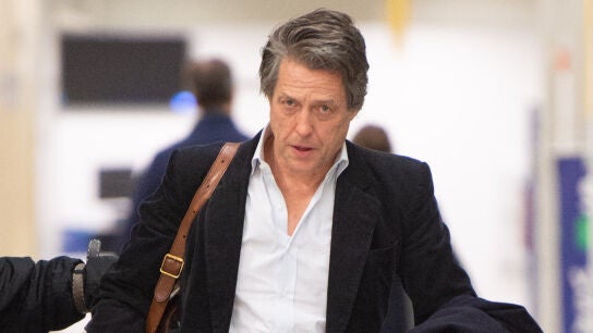 Hugh Grant en un aeropuerto