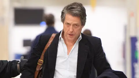 Hugh Grant en un aeropuerto Hugh Grant en un aeropuerto