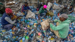 Los residentes del barrio marginal de Kuwinda recogen residuos pl&aacute;sticos antes del D&iacute;a Internacional de Cero Residuos el 30 de marzo en Nairobi, Kenia.