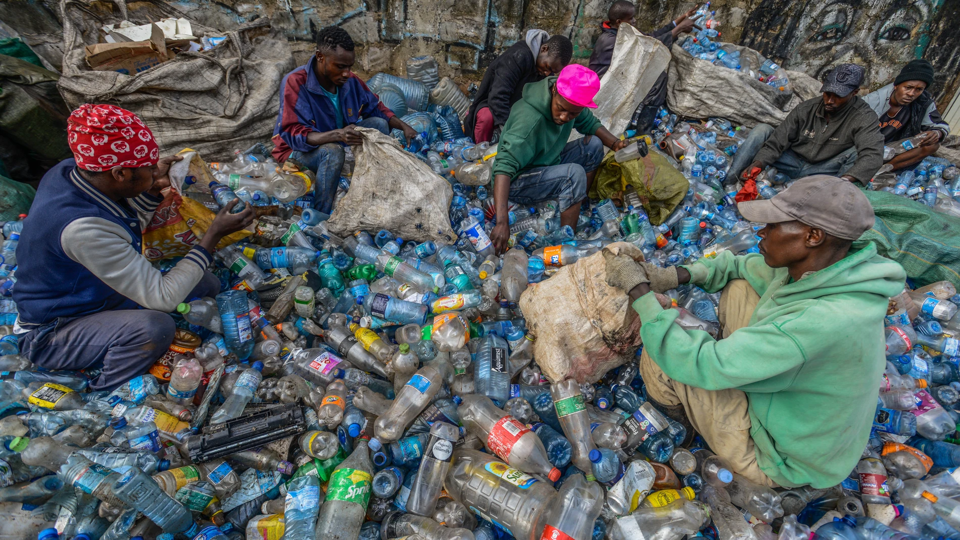 Los residentes del barrio marginal de Kuwinda recogen residuos plásticos antes del Día Internacional de Cero Residuos el 30 de marzo en Nairobi, Kenia. Los residentes del barrio marginal de Kuwinda recogen residuos plásticos antes del Día Internacional de Cero Residuos el 30 de marzo en Nairobi, Kenia.