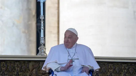 El Papa Francisco reaparece en público en la Plaza de San Pedro: "Buen domingo a todos" El Papa Francisco reaparece en público en la Plaza de San Pedro: "Buen domingo a todos"