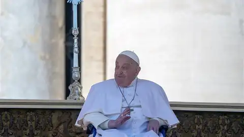 El Papa Francisco reaparece en público en la Plaza de San Pedro: "Buen domingo a todos" El Papa Francisco reaparece en público en la Plaza de San Pedro: "Buen domingo a todos"