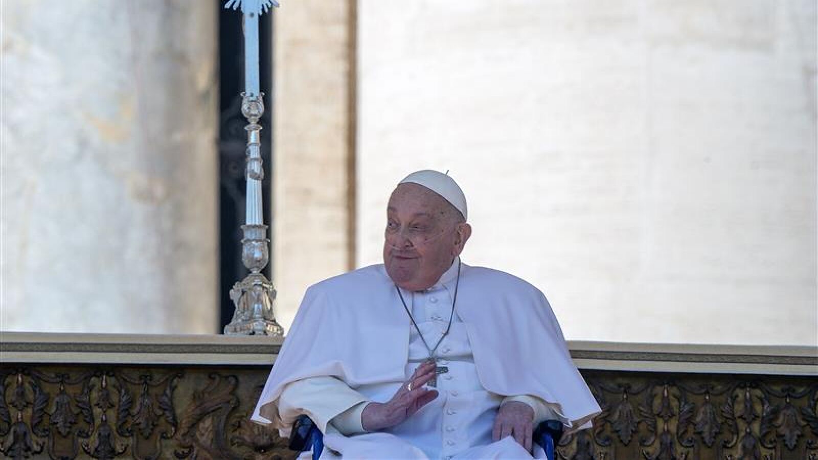 El papa aparece en la Plaza de San Pedro deseando un 