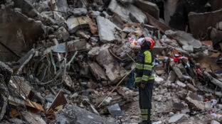 Un bombero ucraniano observa los da&ntilde;os tras un ataque ruso en una imagen de archivo
