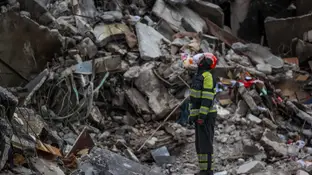 Un bombero ucraniano observa los daños tras un ataque ruso en una imagen de archivo Un bombero ucraniano observa los daños tras un ataque ruso en una imagen de archivo