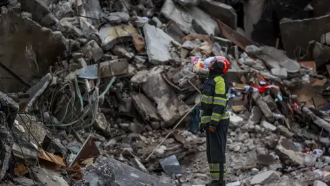 Un bombero ucraniano observa los daños tras un ataque ruso en una imagen de archivo Un bombero ucraniano observa los daños tras un ataque ruso en una imagen de archivo