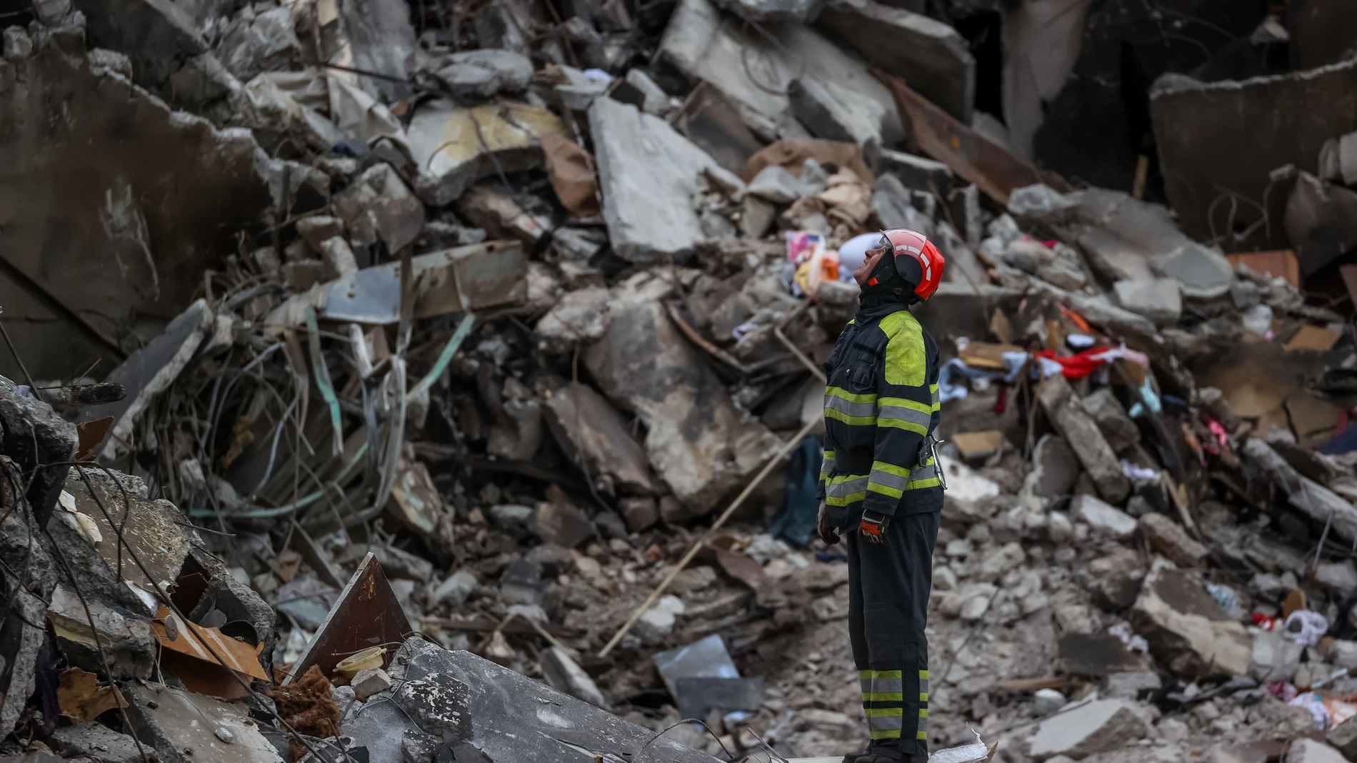 Un bombero ucraniano observa los daños tras un ataque ruso en una imagen de archivo Un bombero ucraniano observa los daños tras un ataque ruso en una imagen de archivo