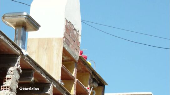 Un derrumbe de un muro en Segur de Calafell deja a tres familias desalojadas de su casa