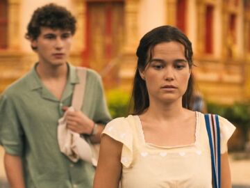 Lochlan y Piper en The White Lotus