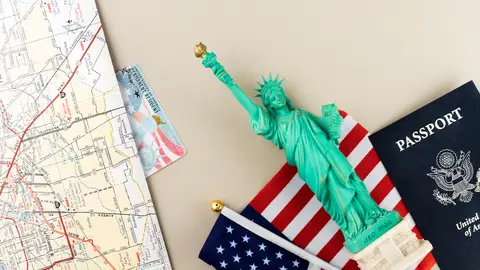 Mapa, Estatua de la Libertad, bandera de Estados Unidos y pasaporte. Mapa, Estatua de la Libertad, bandera de Estados Unidos y pasaporte.