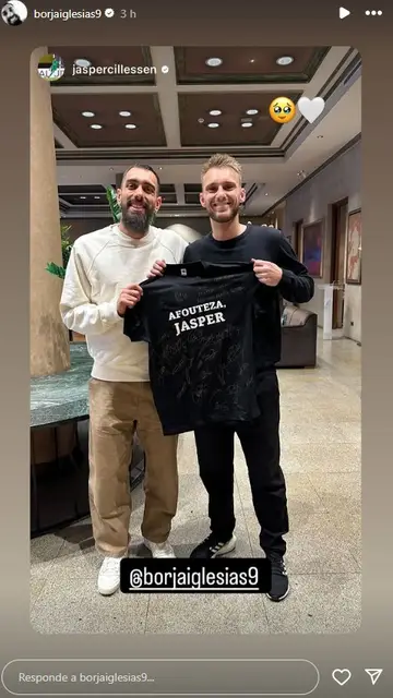 El detalle de Borja Iglesias con Jasper Cillessen El detalle de Borja Iglesias con Jasper Cillessen