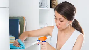 Una mujer limpiando Una mujer limpiando
