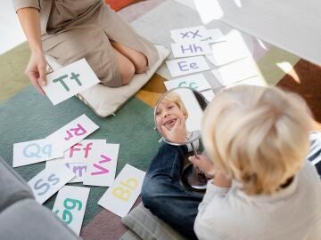 Ni&ntilde;o en una sesi&oacute;n con una logopeda