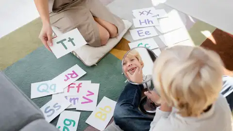 Niño en una sesión con una logopeda Niño en una sesión con una logopeda