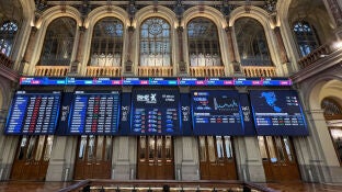 Paneles de informaci&oacute;n burs&aacute;til en el interior del Palacio de la Bolsa de Madrid