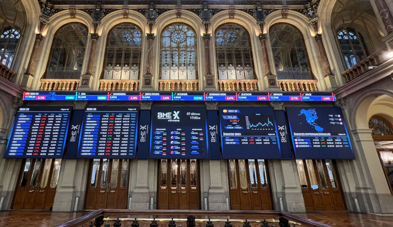 Paneles de informaci&oacute;n burs&aacute;til en el interior del Palacio de la Bolsa de Madrid
