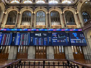 Paneles de información bursátil en el interior del Palacio de la Bolsa de Madrid Paneles de información bursátil en el interior del Palacio de la Bolsa de Madrid