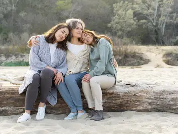 Una madre abraza a sus hijas Una madre abraza a sus hijas