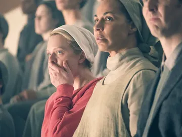 Elisabteh Moss como June y Amanda Brugel como Rita en El cuento de la criada Elisabteh Moss como June y Amanda Brugel como Rita en El cuento de la criada