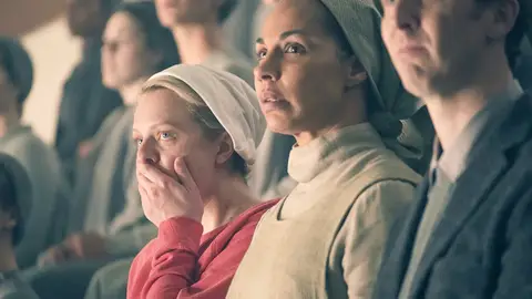 Elisabteh Moss como June y Amanda Brugel como Rita en El cuento de la criada Elisabteh Moss como June y Amanda Brugel como Rita en El cuento de la criada