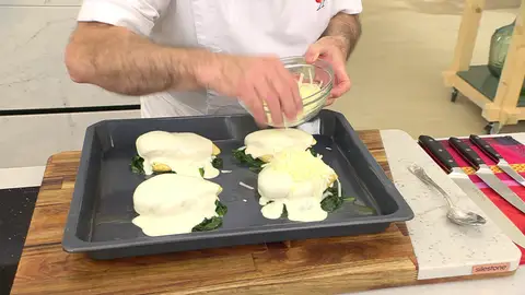 Pon media pechuga sobre cada montoncito de espinacas Pon media pechuga sobre cada montoncito de espinacas