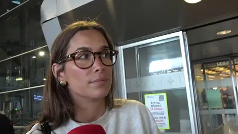 María Pombo haciendo declaraciones a la prensa María Pombo haciendo declaraciones a la prensa