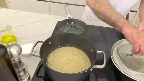 Tapa la cazuela y cuece la quinoa a fuego medio Tapa la cazuela y cuece la quinoa a fuego medio
