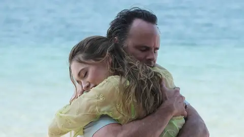 Aimee Lou Wood y Walton Goggins en el final de Chelsea y Rick en The White Lotus 3 Aimee Lou Wood y Walton Goggins en el final de Chelsea y Rick en The White Lotus 3