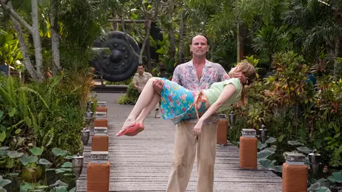 Tayme Thapthimthong, Walton Goggins, Aimee Lou Wood en el momento de la muerte de Rick y Chelsea en The White Lotus 3 Tayme Thapthimthong, Walton Goggins, Aimee Lou Wood en el momento de la muerte de Rick y Chelsea en The White Lotus 3